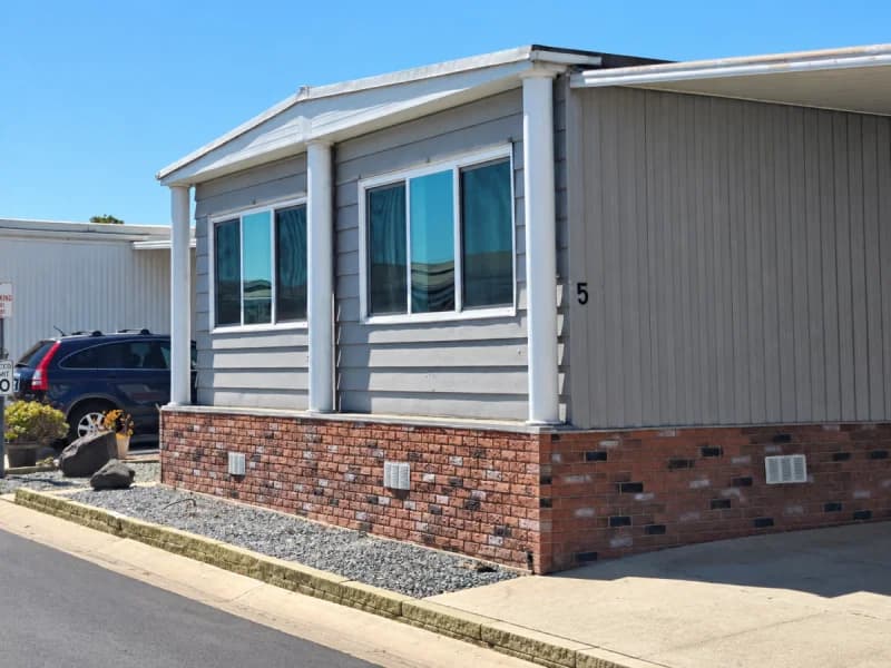 Beautifully remodeled in village green!  home features