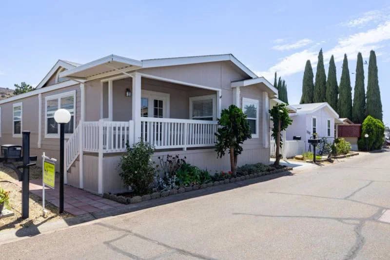 Beautiful spacious living in poway royal! hero home features