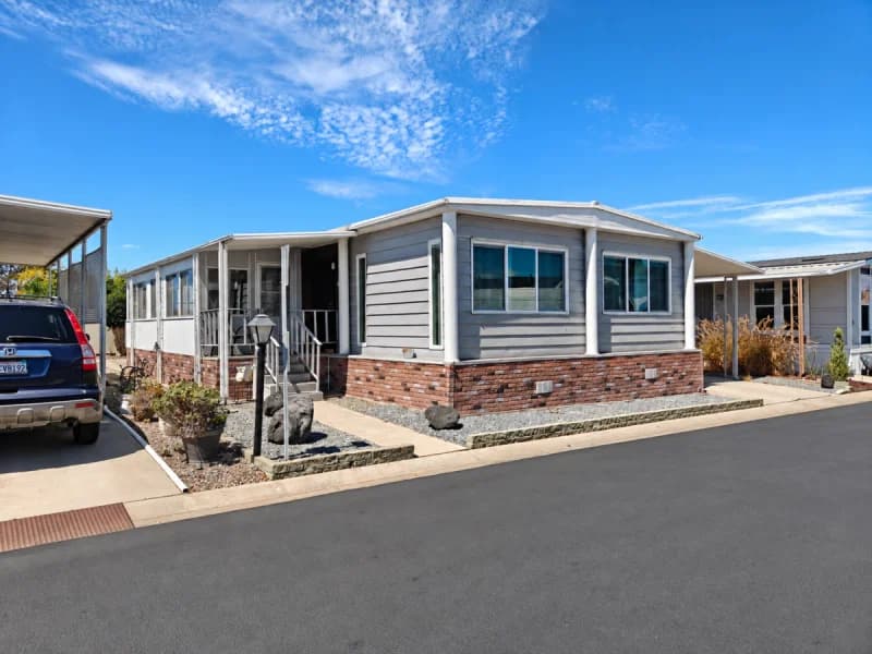 Beautifully remodeled in village green! hero home features
