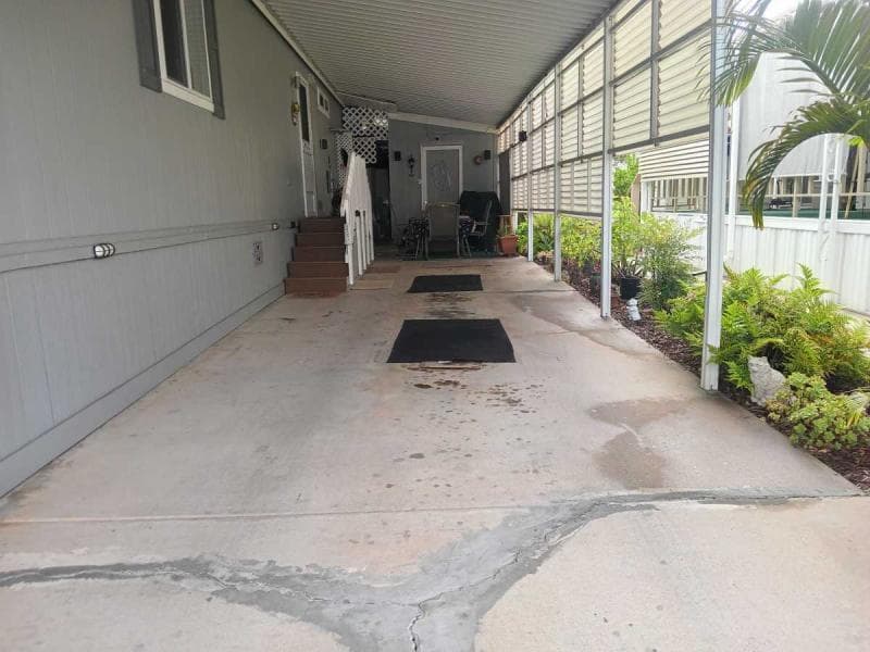 Beautiful corner lot in the woods  home features