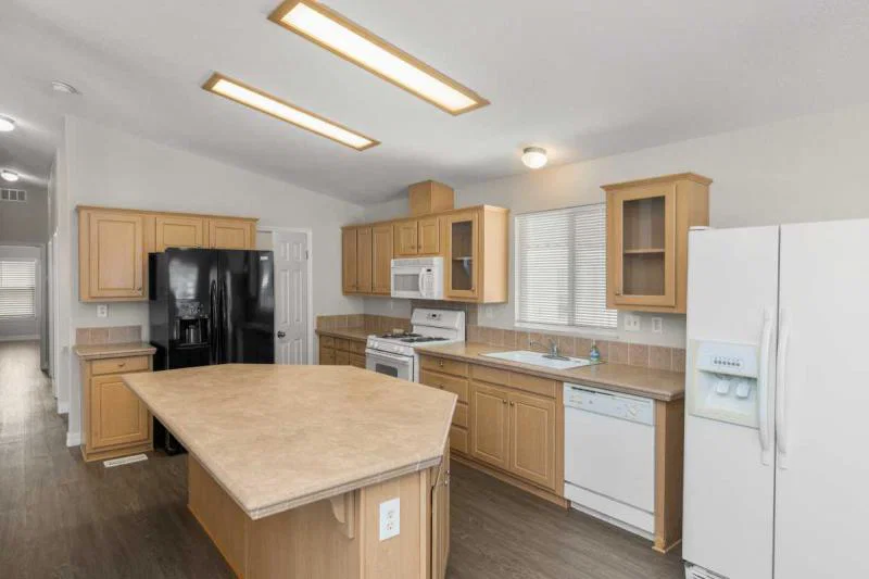 Beautiful spacious living in poway royal!  home features