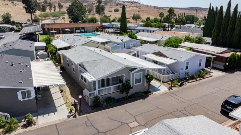 Beautiful spacious living in poway royal!  home features