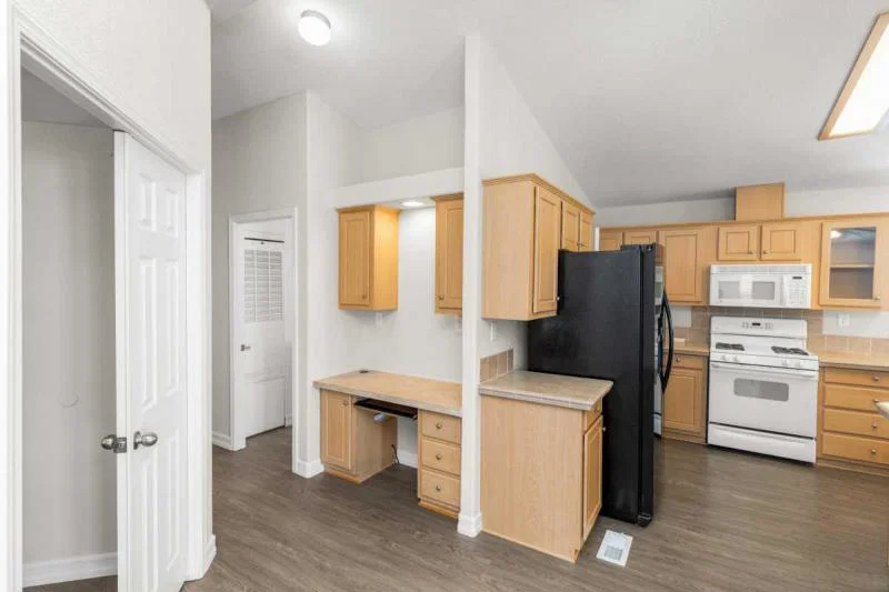 Beautiful spacious living in poway royal! interior home features