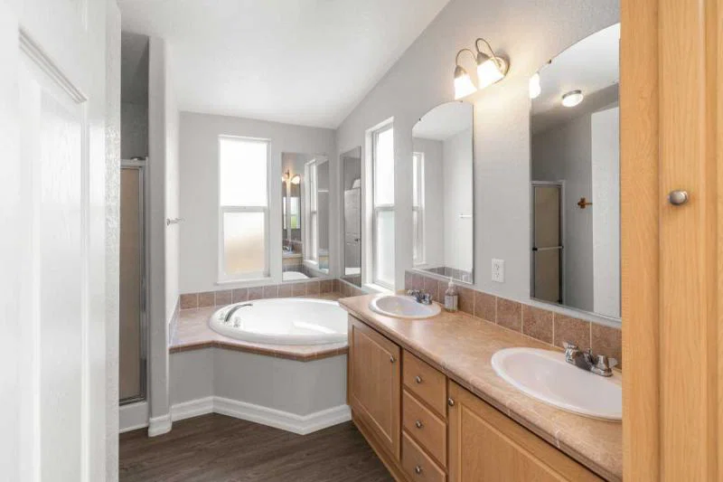 Beautiful spacious living in poway royal!  home features