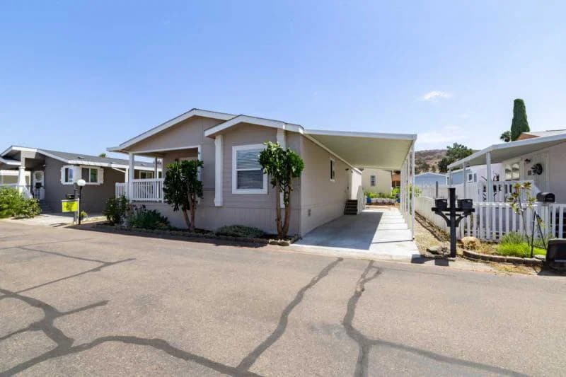Beautiful spacious living in poway royal!  home features