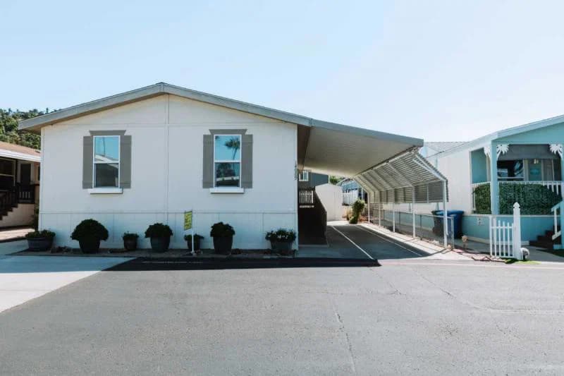 Affordable comfort in highly desirable poinsettia senior community  home features