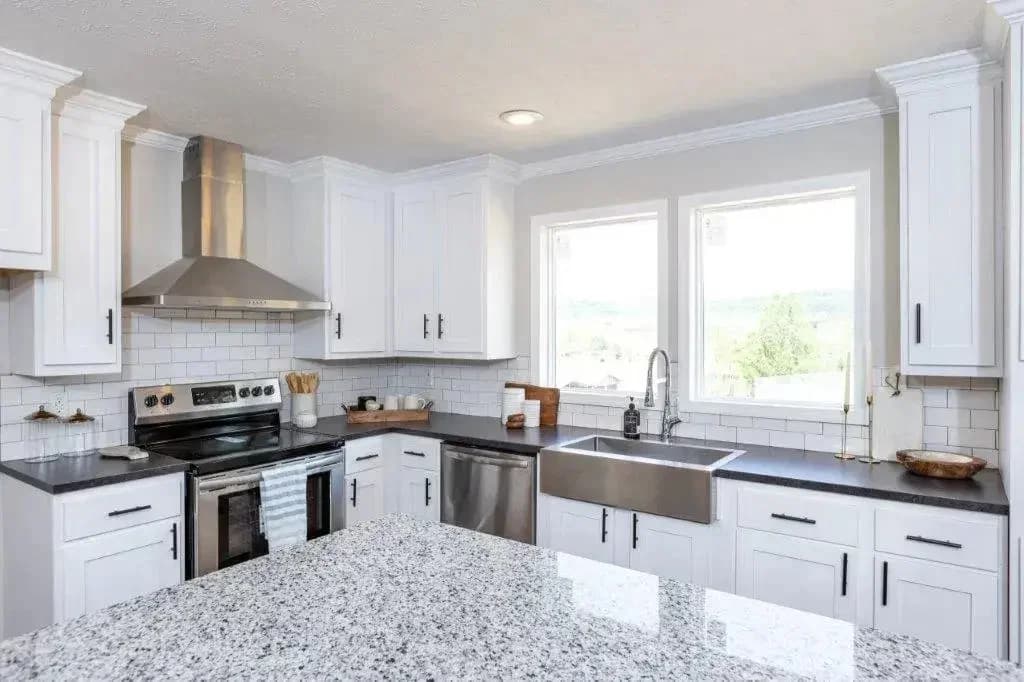 Hawthorne r kitchen home features