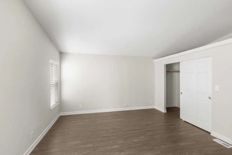 Beautiful spacious living in poway royal!  home features