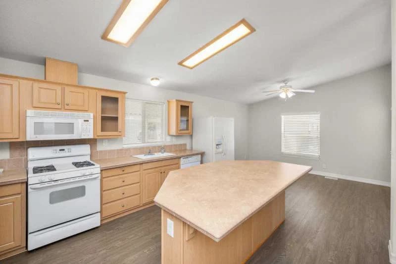 Beautiful spacious living in poway royal! kitchen home features